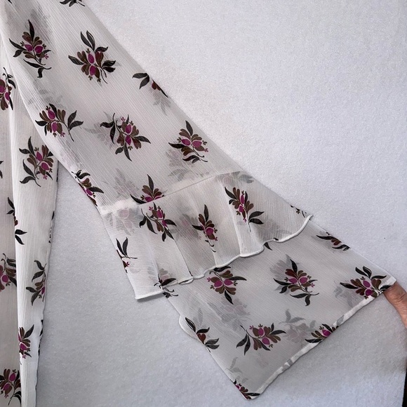 2 for $26 Ann Taylor Factory White Floral Bell Sleeve Top Size Large - Picture 3 of 7